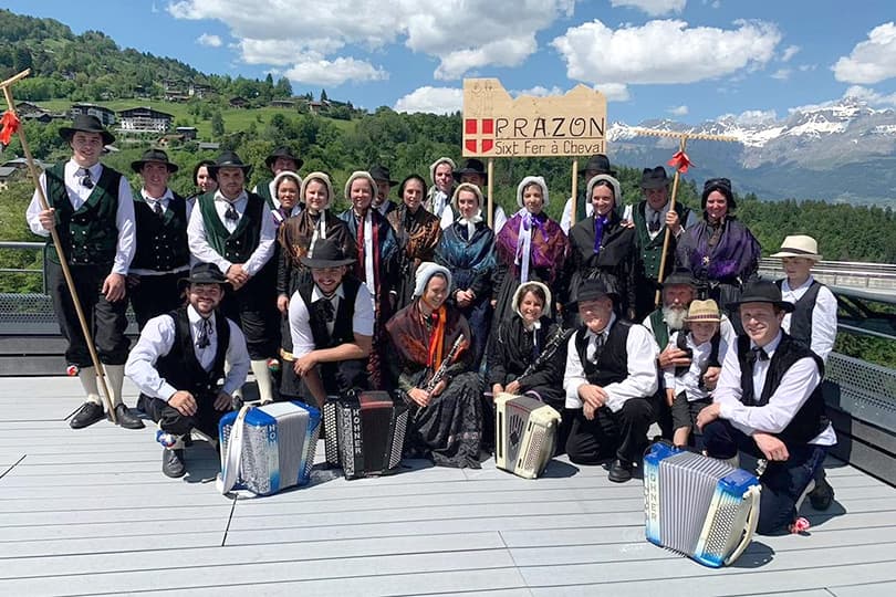 Le groupe Prazon en costume traditionnel avec accordéons